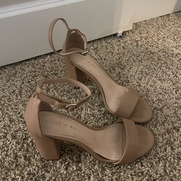 Kelly & Katie nude pumps - Picture 2 of 4